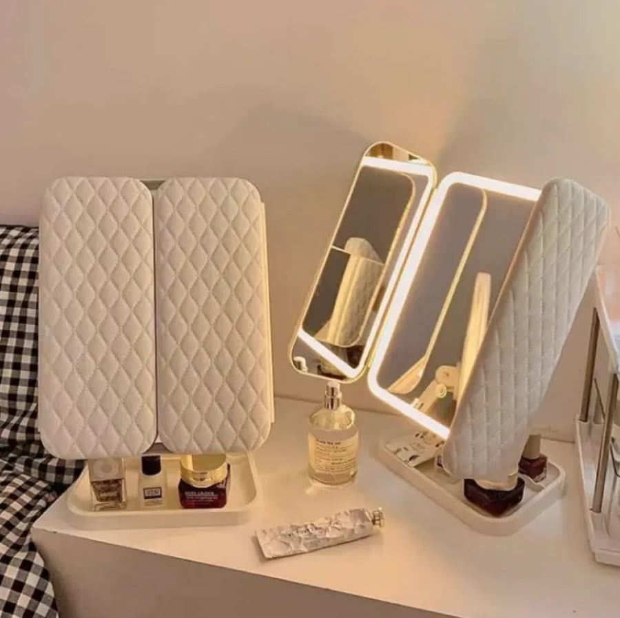 Foldable LED mirror with 3 panels for precise makeup